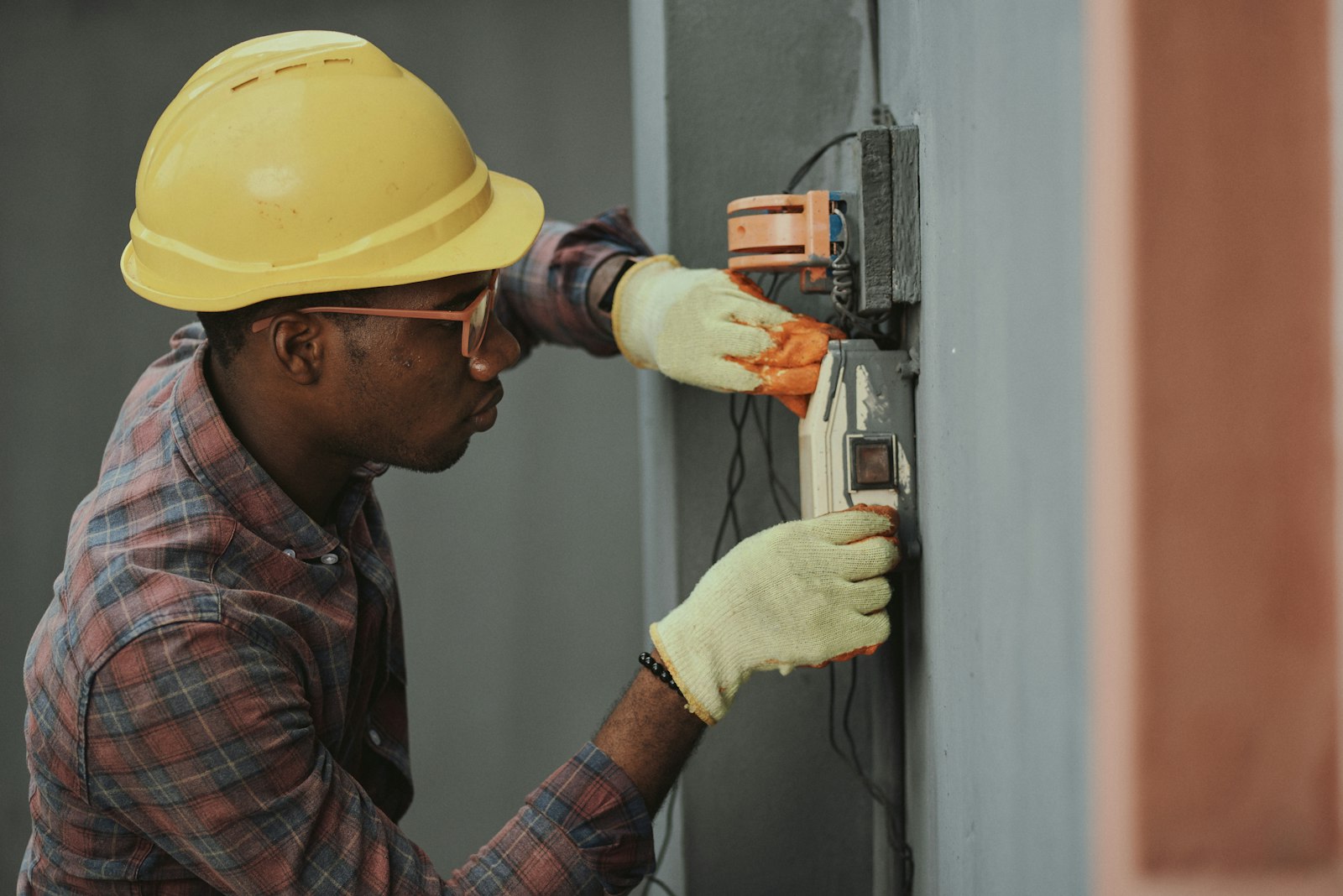 Professionnel examinant une installation dans une maison